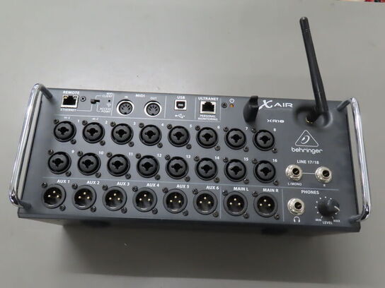 Digital mixer - BEHRINGER XR18