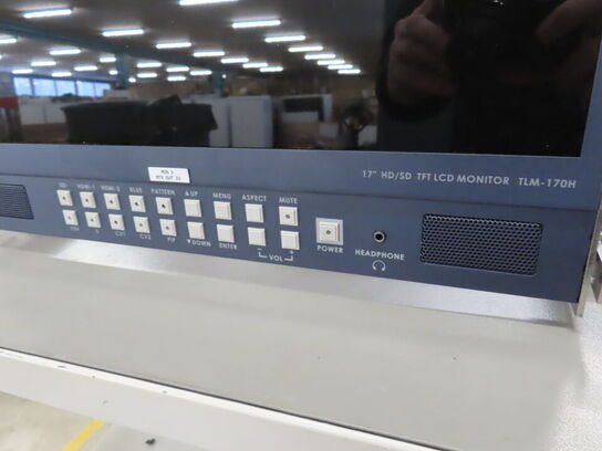 Skærm med rackindbygning DATAVIDEO