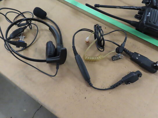 2. stk. Walkie-Talkies og div. Headsets