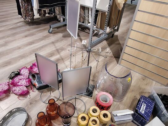 Prispistoler, tekstilpistoler mv. Blandet parti.