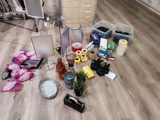 Prispistoler, tekstilpistoler mv. Blandet parti.