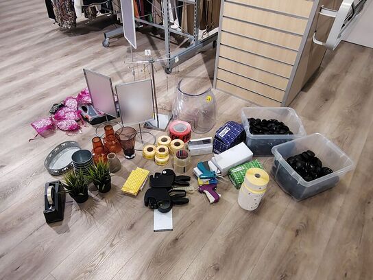 Prispistoler, tekstilpistoler mv. Blandet parti.