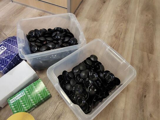 Prispistoler, tekstilpistoler mv. Blandet parti.