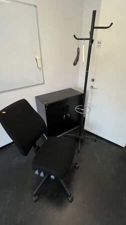 2 Whiteboards, Skab, Kontorstol og Stumtjener