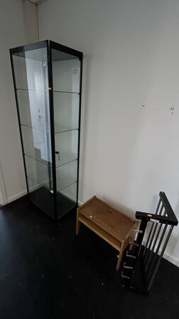 Glasmontre, Lille Bord, Hattehylde/Knage