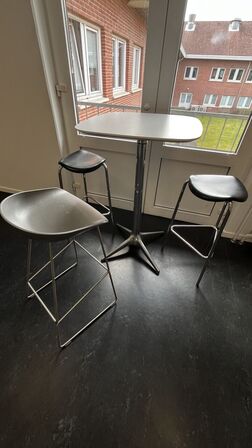 Højt Cafebord + 3 Stole
