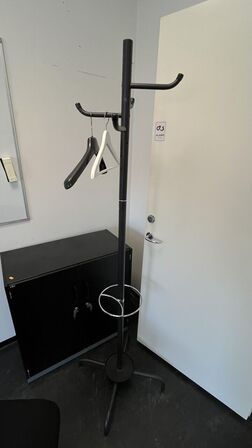 2 Whiteboards, Skab, Kontorstol og Stumtjener