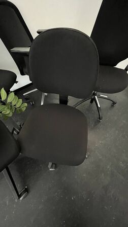 5 kontorstole + Kunstig Plante
