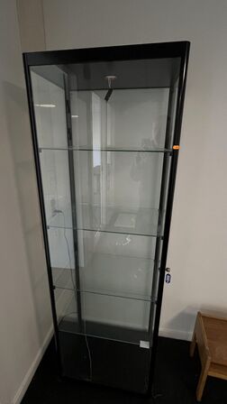 Glasmontre, Lille Bord, Hattehylde/Knage