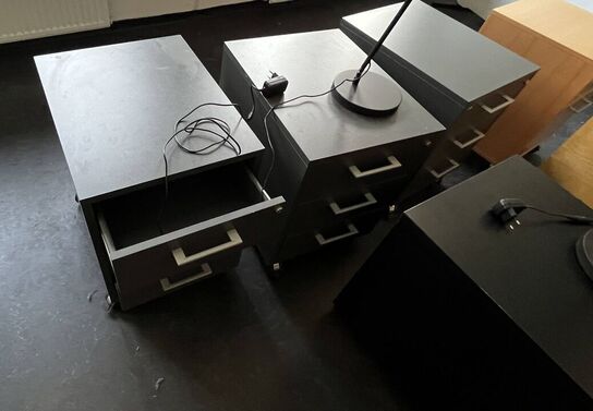 6 Stk. Skuffemoduler på Hjul  + 2 Lamper