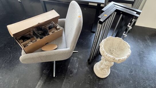 Blandet Lot  Stol, lampe, 3 Hattehylder, Blomsteropsats