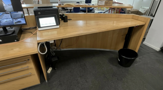 Receptionsdisk i træ