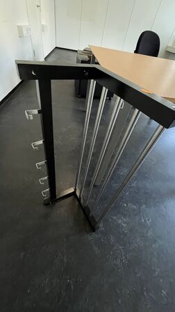 Bord, 4 Kontorstole, 3 Skuffemoduler, Hattehylde