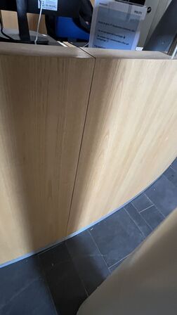 Receptionsdisk i træ