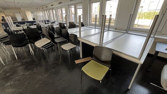 24 Kantineborde + ca 98 Stole 