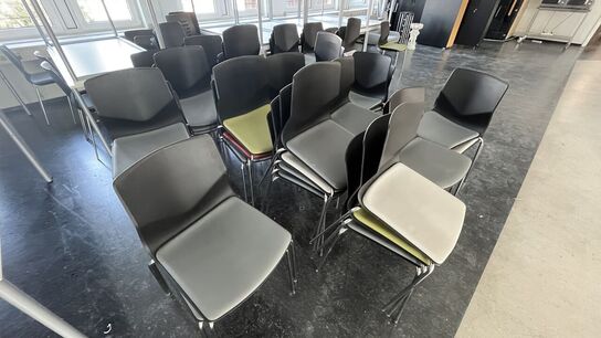 24 Kantineborde + ca 98 Stole 