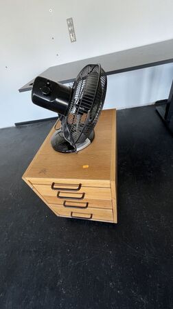 Hæve/sænkebord, Skuffemodul, 2 Stole, Ventilator