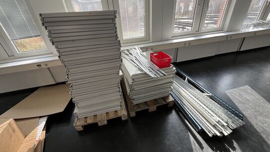 Lager Reol med ca. 110 Hylder