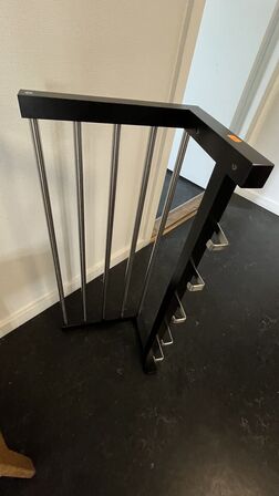 Glasmontre, Lille Bord, Hattehylde/Knage