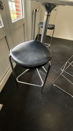 Højt Cafebord + 3 Stole