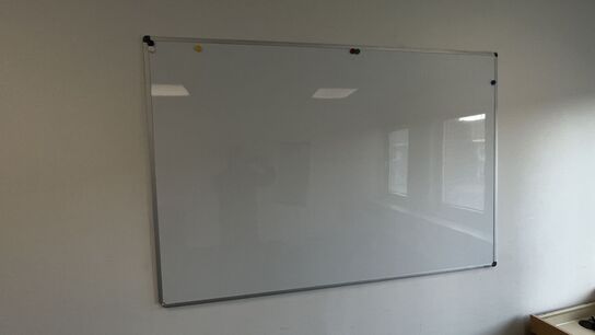 2 Whiteboards, Skab, Kontorstol og Stumtjener