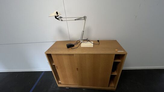 Skab med skydelåge + Lampe
