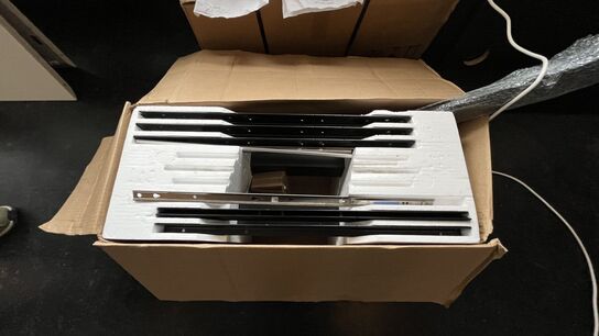 2 Hæve-sænkeborde Usamlet 160 x 90 cm + El Skinne