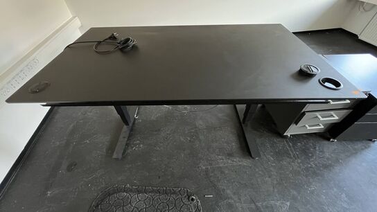 Hæve/sænkebord og 2 Skuffemoduler