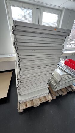 Lager Reol med ca. 110 Hylder