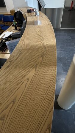 Receptionsdisk i træ