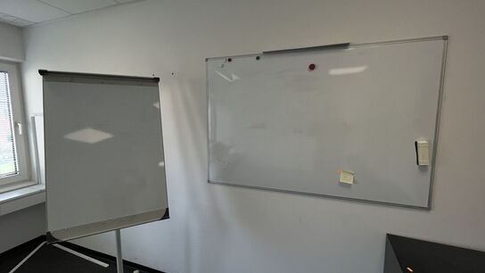 2 Whiteboards, Skab, Kontorstol og Stumtjener
