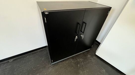 2 Whiteboards, Skab, Kontorstol og Stumtjener