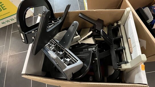 6 ks. Kontorartikler bl.a. Hulmaskiner