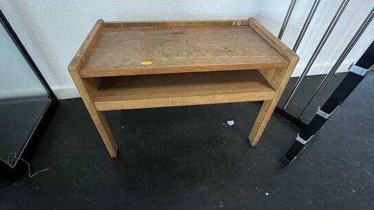 Glasmontre, Lille Bord, Hattehylde/Knage