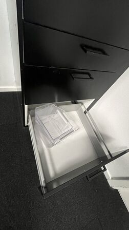 Køleskab + Skab m. skuffer