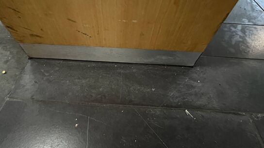 Receptionsdisk i træ