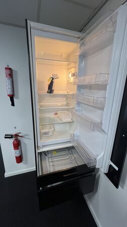 Køleskab + Skab m. skuffer