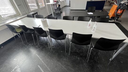 24 Kantineborde + ca 98 Stole 