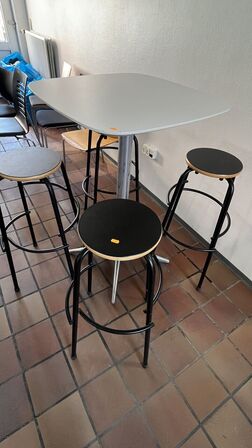 Højt Cafe bord med 4 Skamler