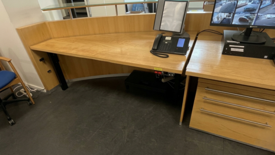 Receptionsdisk i træ