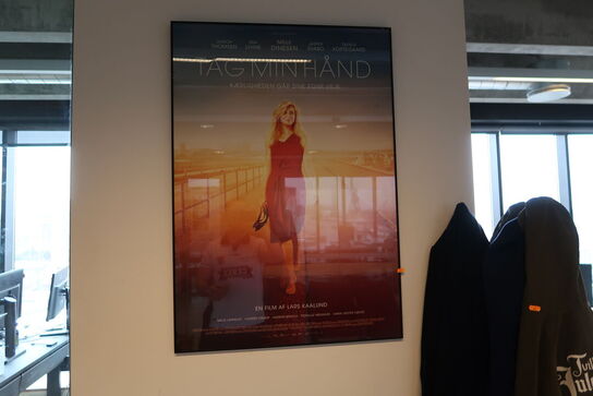 Indrammet plakat samt stumtjener