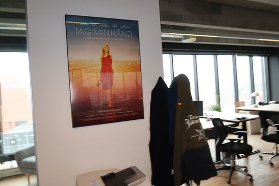 Indrammet plakat samt stumtjener