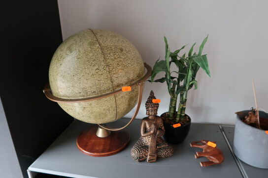 Globus, div. Skulpturer m.m.