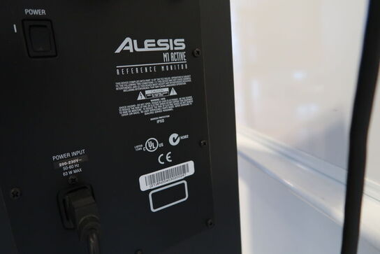 2 stk. højtalere ALESIS M1 Active på podier