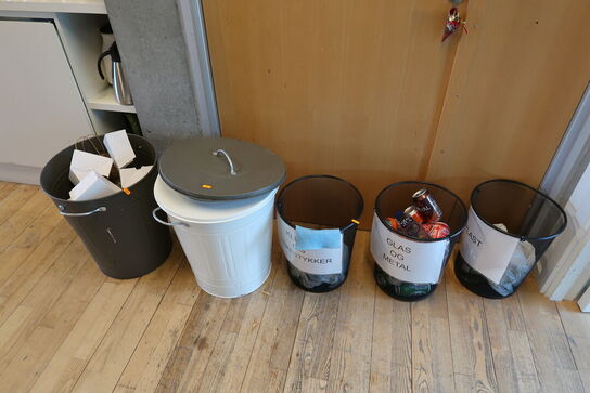 Mikrobølgeovn, div. Køkkenservice samt Div. Skraldespande