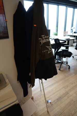 Indrammet plakat samt stumtjener