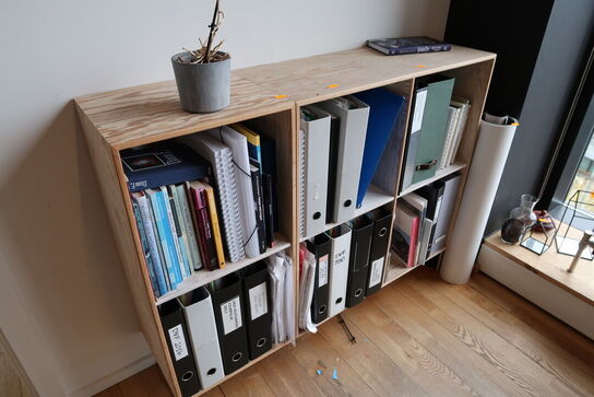 2 stk. reoler uden indhold