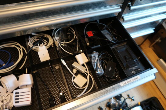 Værktøjsvogn med div. Værktøj og elektronik m.m.