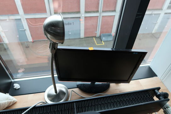 Bordlampe, computerskærm samt div. Adaptere