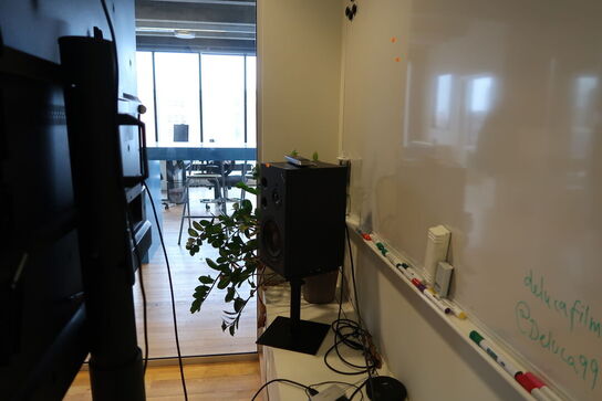 2 stk. højtalere ALESIS M1 Active på podier